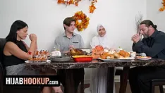 Reproducir La musulmana audrey royal celebra el día de acción de gracias con una follada apasionada sobre la mesa - conexión con hijab