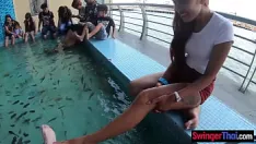 Jouer Petite amie amateur thaïlandaise, ado aquaman, pipe publique dans le vestiaire