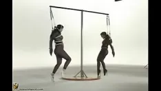 Afspelen Ponymeisjes trainen met balletlaarzen