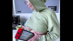 Odtwórz Szarpnij moją cipkę, graj na nintendo switch i pij kawę, łysa wytatuowana dziewczyno