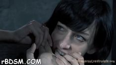 Играть Грязная брюнетка-шлюшка жадно трет свой тако
