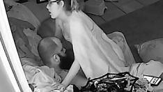 Riproduci La sveltina inizia sul divano e finisce in camera da letto