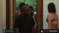 Putar Gangbang setan - jennifer white yang seksi haus akan creampie jadi dia akan di-gangbang