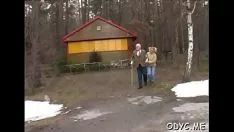Afspelen Sleigher baby ondergaat een uitgesproken neukblaffer, neergezet door een oude man