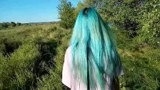 Jouer Une esclave au bord de la rivière se donne docilement à baiser