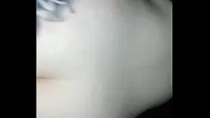 Jouer S'amuser avec une fille tatouée au gros butin