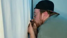 Riproduci Bella non circoncisa viene risucchiata al gloryhole