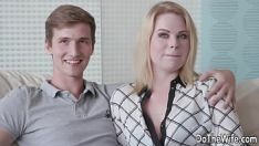 Jouer La blonde au gros cul adry berty chevauche un inconnu devant sa bite
