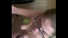 Abspielen Quickie mit glückshase, bevor ihr freund nach hause kommt (spermaspritze/schlucken)