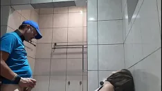 تشغيل جاء ابن زوجي الغريب يركض في الغرفة ويحتاج إلى مص قضيبه