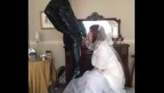 Reproducir ¡la novia carole disfruta de la atención de su novio de pvc!