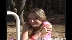 Afspelen Ik voel me zo slecht toen ik mijn step-ins in het park zwaaide