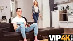 Reproducir Sisporn. chica con tetas pequeñas follada con su hermanastro