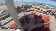 Riproduci Sega pubblica rischiosa sulla spiaggia delle canarie, sorpresa a leggere un libro - da urlo