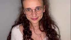 Riproduci Stunner bruna mi ha succhiato in pubblico prima di farsi scopare duro a casa
