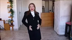 Odtwórz Cycata mamuśka MariaOld rozbiera się, ssie i pieprzy się w solo porno