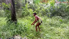 Reproducir Adolescente de ébano tiene un trío salvaje con dos afortunados en un pueblo africano