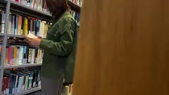 Jouer J'ai attrapé mon professeur de littérature pour un coup rapide dans la bibliothèque - Rencontre sexuelle en public