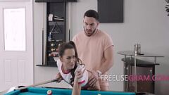 تشغيل في سن المراهقة صغيرتي لا يمكن الحصول على ما يكفي من المرح Pervy بجانب حمام السباحة