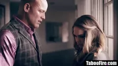 播放 粗暴继父在与青少年脱衣舞女女儿的硬核遭遇中释放愤怒