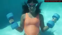 Abspielen Unterwasser-Turnerin Micha's Wet & Wild Teen Show - Amateur-HD-Porno