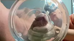 Reproducir Sesión de paja en agua llena de semen de una MILF europea con una amiga puma