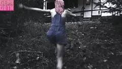 Jouer Une fille gothique en chaleur devient coquine dans la forêt à Halloween