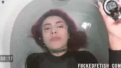 Reproducir La sexy latina morena Sara en traje de neopreno supera la apnea mientras está bajo el agua