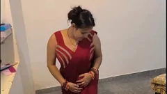 चलाएँ लाल साड़ी में उमस भरी गृहिणी अपने बड़े मुर्गा के लिए पर्याप्त नहीं मिल सकती है