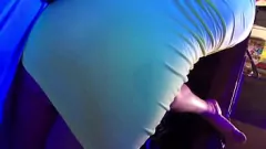 Jouer Latina MILF tente en lingerie jaune avant la fulgurre profonde