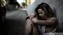 Reproducir La adolescente rubia sin hogar es muy follada por un hombre rico
