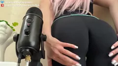 Играть Настоящий подросток веб -камера ASMR с интенсивной царапиной задницы