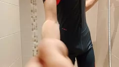 Odtwórz Stunki stroju kąpielowego gładzi jego twardego penisa w ciasnym stroju kąpielowym