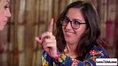Afspelen Geile latina verzorger geniet van het natte kutje van een blind meisje
