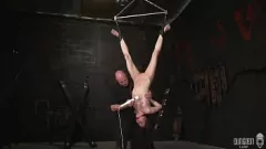 تشغيل معلق في عبودية BDSM: هزات شديدة أوليفيا أوينز