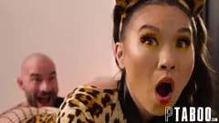 Riproduci Adolescente: Petite Kimmy Kimm offre un pompino intenso e sesso hardcore con Charles Dera