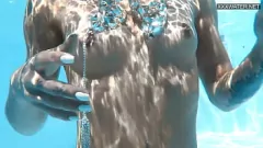 Odtwórz Węgierski pornstar Zazie Skymm's Naked Swim & Underwater Fuck