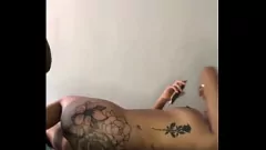 Riproduci Il ballerino di ebano tatuato diventa ruvido ed esotico a Cincinnati