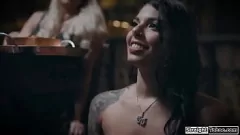 Reproducir MILF tatuada Gina Valentina no puede resistir el coño del joven Reagan Foxx
