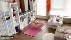 Reproducir Destellando a la noble mujer blanqueadora haciendo yoga estatua desnuda