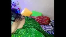 Oynat Geeta yenge kediciği ovuşturdu