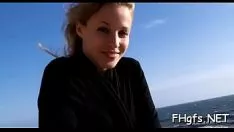 Играть Наиф подросток широко раздвинула ноги для своего кавалера