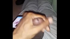 Odtwórz Ternary yearnz samotnie wprowadza numer 4, wrzucając go na nagranie wideo dla fanów