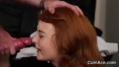 চালান খারাপ sexpot সব ভুল আউট guzzling তার সামনে কামস্ট্রোক পায়