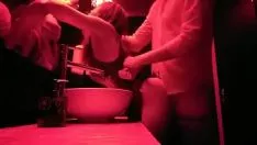 Reproducir Grabación de video porno en el tablero de hombres en el garrote.