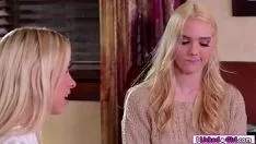 Afspelen Khloe moet haar kat op de trap slaan